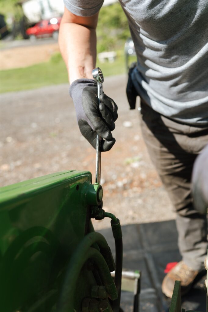 tightening fittings on hydraulic hose