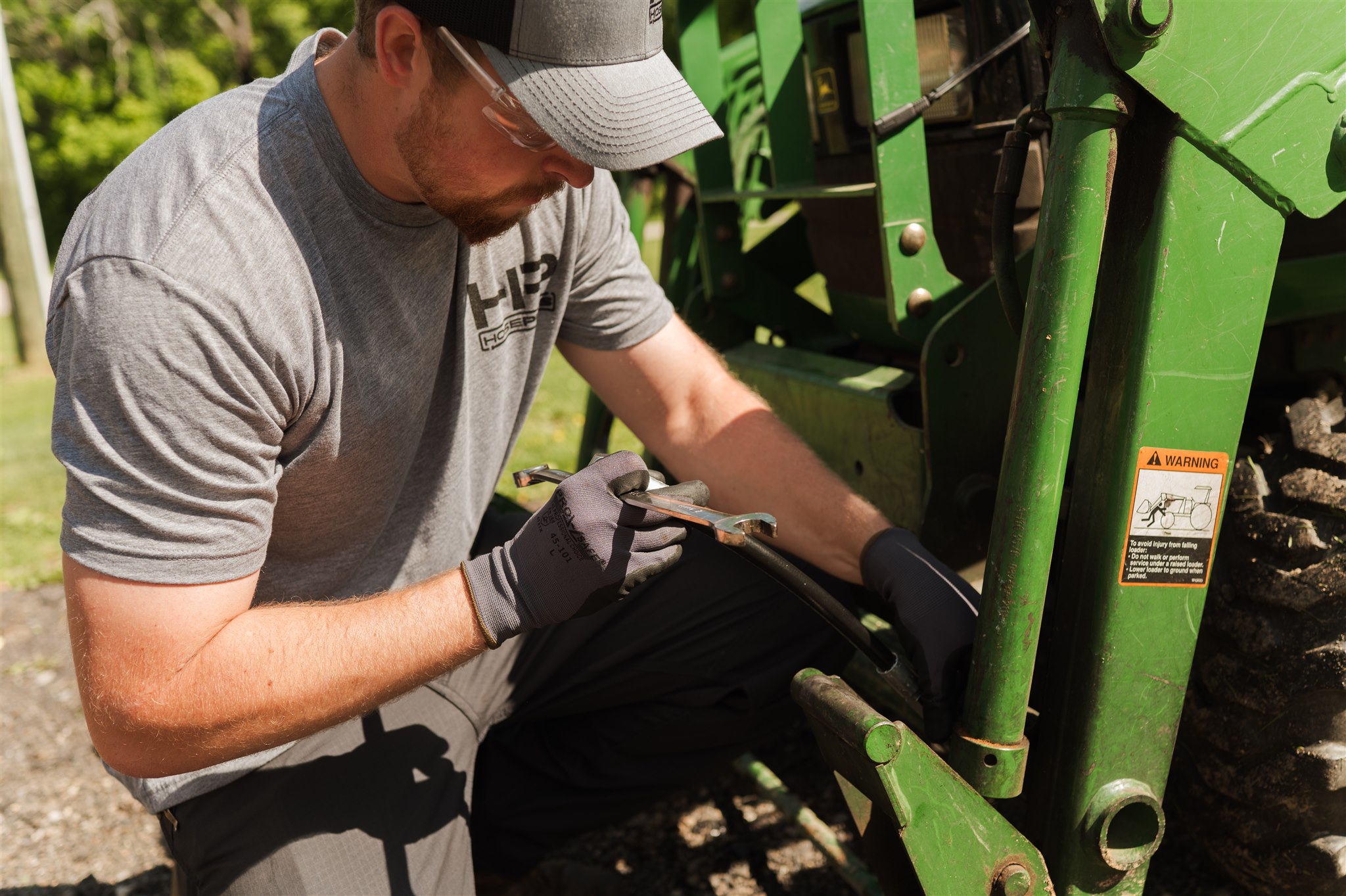 hydraulic hose repair tech
